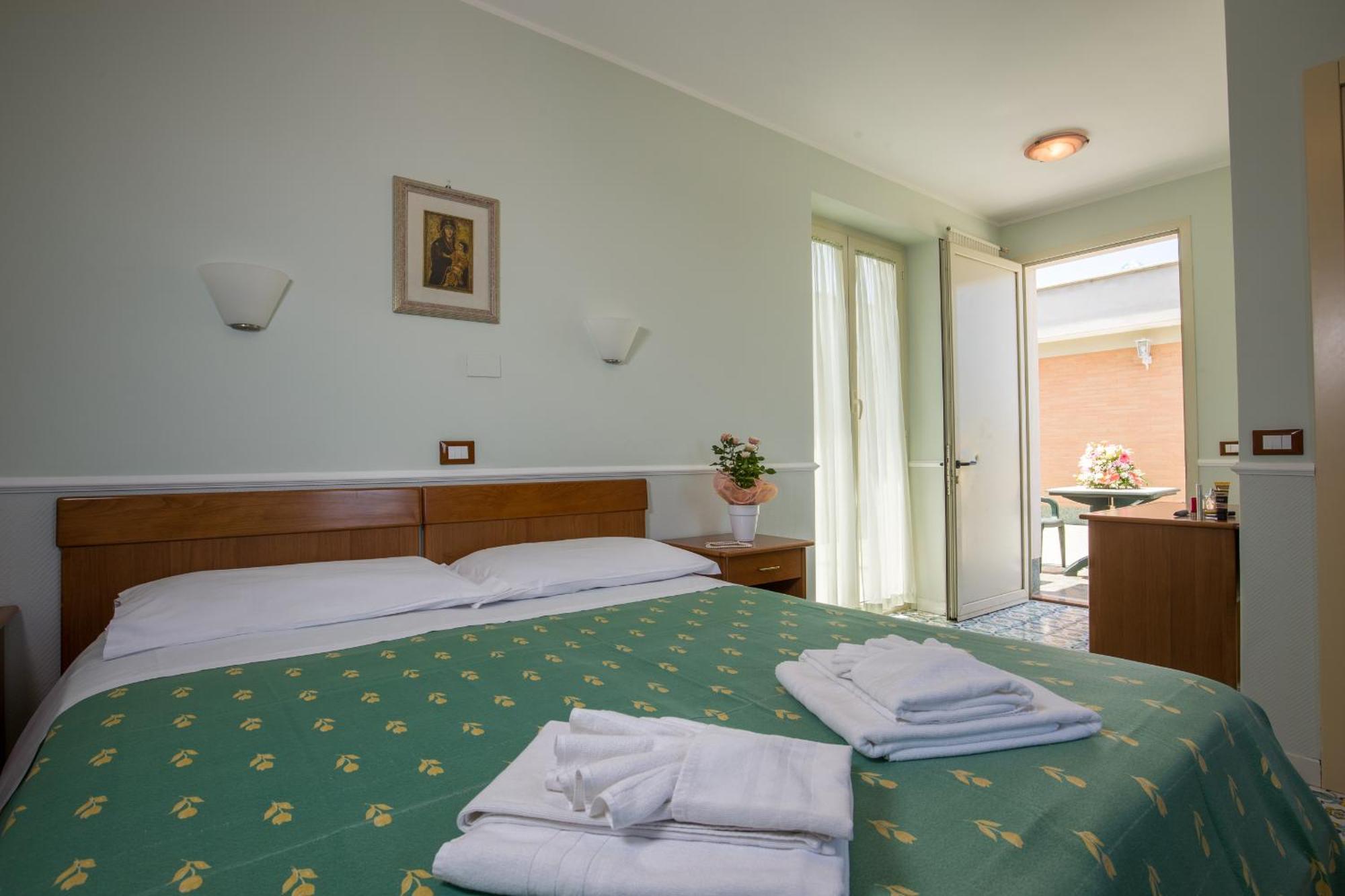 Hotel Casa Tra Noi Рим Екстериор снимка